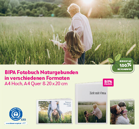 Großmutter geht mit Enkelkind durch eine Wiese, links BIPA Fotobuch Naturgebunden auf Recyclingpapier in drei Formaten.
