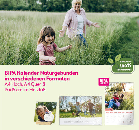 Kind läuft lachend vor Oma durch eine Wiese, links nachhaltige BIPA Fotokalender auf Recyclingpapier in drei Formaten.