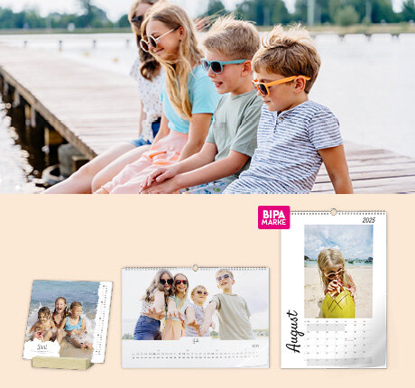 Kinder sitzen lachend auf einem Badesteg, links BIPA Fotoshop Fotokalender mit persönlichen Sommerfotos für 2025.