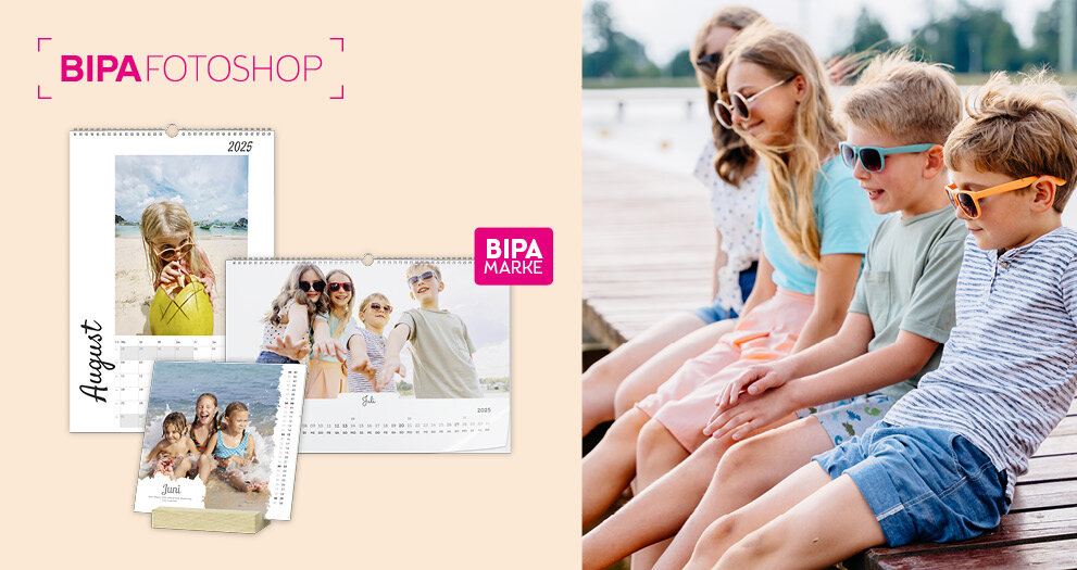 Kinder sitzen lachend auf einem Badesteg, links BIPA Fotoshop Fotokalender mit persönlichen Sommerfotos für 2025.