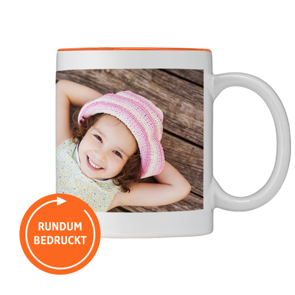 Kaffeetasse mit orangem Rand, Foto eines Kindes mit Rosa Hut auf einer Holzoberfläche. Rundum bedruckt.
