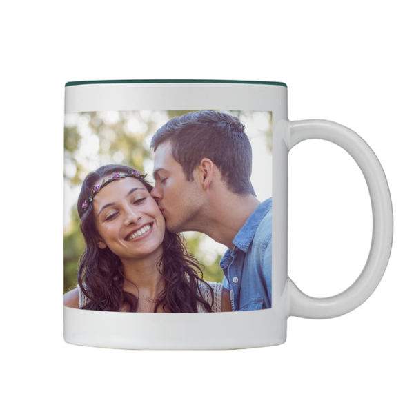 Person mit Blumenkranz und Person in blauem Hemd auf einer Tasse mit grünem Rand, die sich im Freien gegenüberstehen.