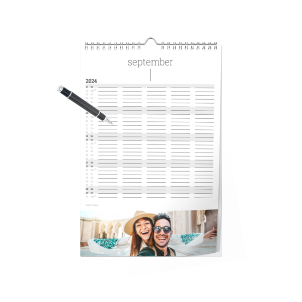 Auf einem Familienkalender für den Monat September ist ein leerer Monatsplaner mit Foto eines glücklichen Paares zu sehen.